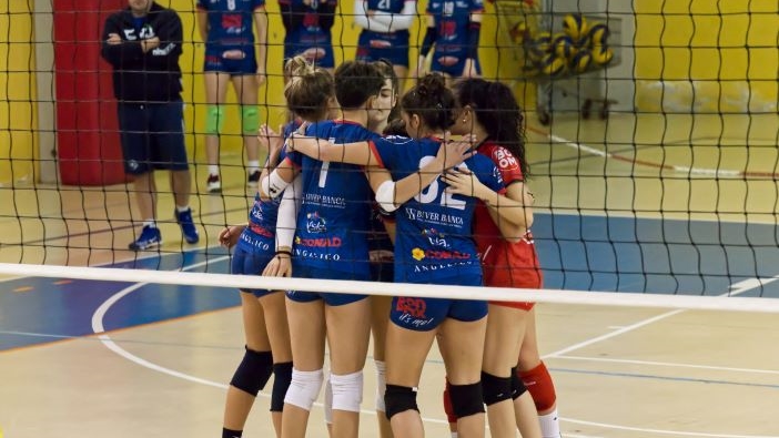 Scopri di più sull'articolo Tie-break col sorriso a Santena: il bonprix TeamVolley torna a macinare vittorie anche lontano da casa