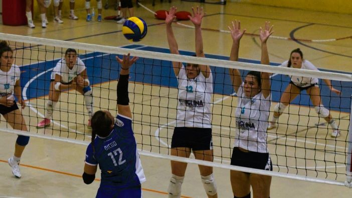 Scopri di più sull'articolo Terza sconfitta per il bonprix TeamVolley: 1-3 contro il forte Lasalliano ma biancoblù in grande crescita