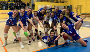Scopri di più sull'articolo Serie B2, un tie-break che accende il sorriso: contro Chieri prima vittoria a Lessona per il bonprix TeamVolley